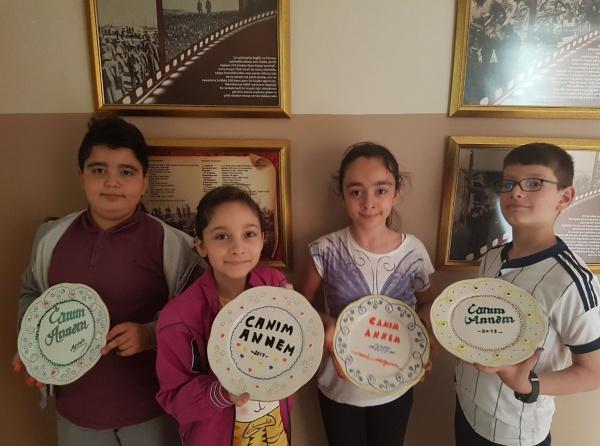 Hamzabey bilim ve Sanat Merkezi öğrencileri sınıf Öğretmeni Kübra KUZU eşiliğinde anneleri için kendi hediyelerini hazırladılar