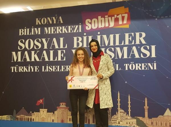  Liselerarası Sosyal Bilimler Makale Yarışmasında Gökçe PAZARCIKLI Türkiye 2. oldu. 