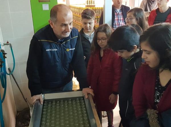 Öğrencilerimiz Kimya Öğretmeni Erol AKBAŞ ile birlikte ilçemizde kolonya, parfüm ve şampuan üretimi yapan Özcan Kolonya Fabrikasını ziyaret ettiler. 